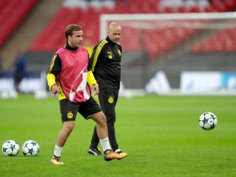 Trainer Peter Bosz (r) will Weltmeister Mario Götze nach dessen langer Pause vorsichtig aufbauen. Foto: Matt Dunham