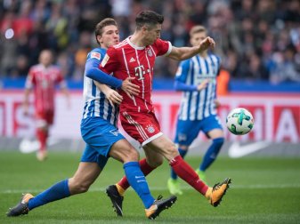 Hertha-Profi Niklas Stark (l) stört Bayern-Torjäger Robert Lewandowski. Foto: Annegret Hilse Hertha-Profi Niklas Stark (l) stört Bayern-Torjäger Robert Lewandowski. Foto: Annegret Hilse