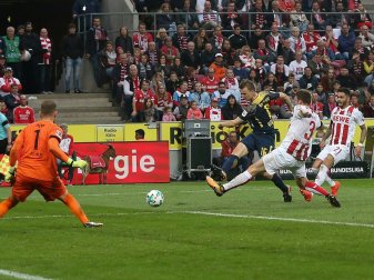 Lukas Klostermann (m.) erzielt die Führung für Leipzig Lukas Klostermann (m.) erzielt die Führung für Leipzig