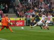 Lukas Klostermann (m.) erzielt die Führung für Leipzig