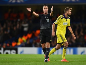 Danny Makkelie (l.) pfeift die DFB-Partie in Belfast