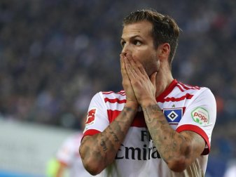 Die Hamburger um Dennis Diekmeier warten schon seit fünf Spielen auf einen Treffer. Foto: Christian Charisius Die Hamburger um Dennis Diekmeier warten schon seit fünf Spielen auf einen Treffer. Foto: Christian Charisius