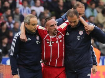 Franck Ribéry (M) wird von zwei Bayern-Medizinern in Berlin vom Platz begleitet. Foto: Michael Kappeler Franck Ribéry (M) wird von zwei Bayern-Medizinern in Berlin vom Platz begleitet. Foto: Michael Kappeler