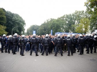 Ein großes Polizeiaufgebot sicherte die Partie zwischen dem HSV und Werder Bremen. Foto: Daniel Reinhardt Ein großes Polizeiaufgebot sicherte die Partie zwischen dem HSV und Werder Bremen. Foto: Daniel Reinhardt