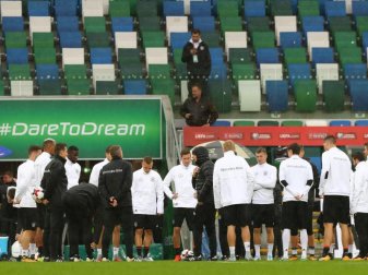 Bundestrainer Joachim Löw (M.) leitete in Belfast im Regen das Abschlusstraining der Nationalmannschaft. Foto: Christian Charisius Bundestrainer Joachim Löw (M.) leitete in Belfast im Regen das Abschlusstraining der Nationalmannschaft. Foto: Christian Charisius