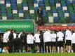 Bundestrainer Joachim Löw (M.) leitete in Belfast im Regen das Abschlusstraining der Nationalmannschaft. Foto: Christian Charisius