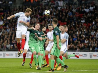 Der Engländer Harry Kane (l) beim Kopfball. Foto: Frank Augstein Der Engländer Harry Kane (l) beim Kopfball. Foto: Frank Augstein