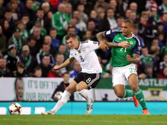 Toni Kroos hat sich in der Partie gegen Nordirland an den Rippen verletzt. Foto: Niall Carson