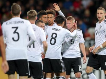 Die deutschen Spieler bejubeln Phillipp Ochs (2. v.r.) nach seinem Treffer zum 1:0. Foto: Jan Woitas Die deutschen Spieler bejubeln Phillipp Ochs (2. v.r.) nach seinem Treffer zum 1:0. Foto: Jan Woitas