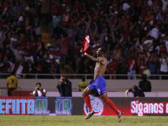 Costa Ricas Kendall Waston jubelt nach seinem Treffer zum 1:1-Ausgleich. Foto: Moises Castillo Costa Ricas Kendall Waston jubelt nach seinem Treffer zum 1:1-Ausgleich. Foto: Moises Castillo
