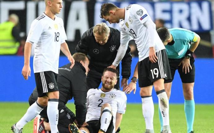 Deutschlands Shkodran Mustafi hat sich im Spiel gegen Aserbaidschan verletzt. Foto: Uli Deck