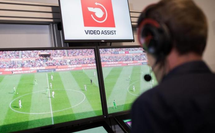 Der Videobeweis sorgt in dieser Saison für viel Gesprächsstoff. Foto: Rolf Vennenbernd