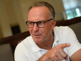 Schaut respektvoll Richtung Borussia Dortmund: Bayern-Boss Karl-Heinz Rummenigge. Foto: Andreas Gebert Schaut respektvoll Richtung Borussia Dortmund: Bayern-Boss Karl-Heinz Rummenigge. Foto: Andreas Gebert
