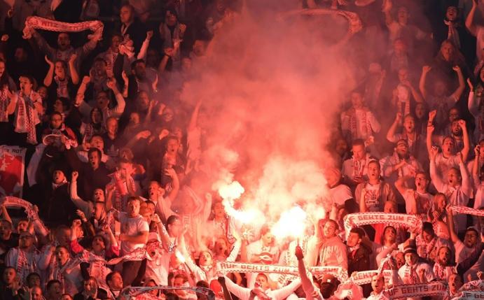 Einige Mainzer Fans zünden Pyrotechnik