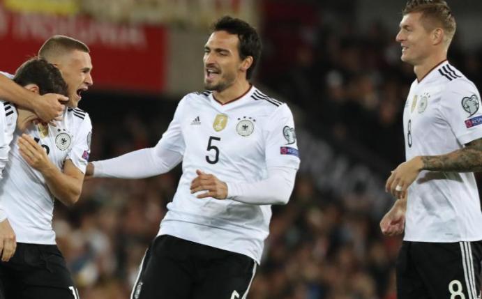 Mats Hummels (M) und Toni Kroos (r) sind auf der Kandidatenliste für den «Ballon d'Or». Foto: Christian Charisius