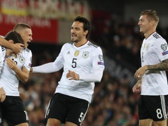 Mats Hummels (M) und Toni Kroos (r) sind auf der Kandidatenliste für den «Ballon d'Or». Foto: Christian Charisius Mats Hummels (M) und Toni Kroos (r) sind auf der Kandidatenliste für den «Ballon d'Or». Foto: Christian Charisius