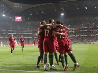 Portugal jubelt über den 2:0-Erfolg gegen die Schweiz. Foto: Armando Franca Portugal jubelt über den 2:0-Erfolg gegen die Schweiz. Foto: Armando Franca