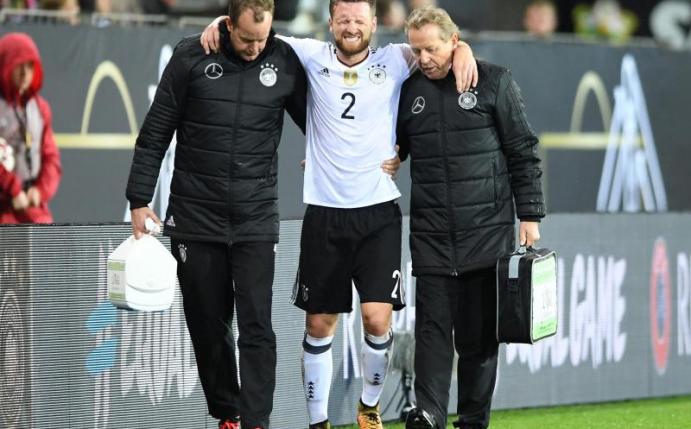 Weltmeister Shkodran Mustafi (M) wird beim Spiel gegen Aserbaidschan verletzt vom Platz gebracht. Foto: Uli Deck