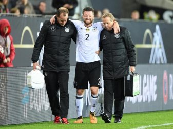 Weltmeister Shkodran Mustafi (M) wird beim Spiel gegen Aserbaidschan verletzt vom Platz gebracht. Foto: Uli Deck Weltmeister Shkodran Mustafi (M) wird beim Spiel gegen Aserbaidschan verletzt vom Platz gebracht. Foto: Uli Deck