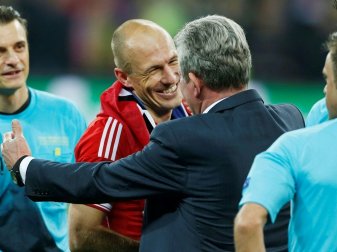 Jupp Heynckes (r.) lobt Arjen Robben (M.) Jupp Heynckes (r.) lobt Arjen Robben (M.)