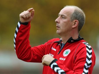 Mario Basler erhält bei Rot-Weiss Frankfurt einen Vertrag bis zum 9. Dezember. Foto: Roland Weihrauch Mario Basler erhält bei Rot-Weiss Frankfurt einen Vertrag bis zum 9. Dezember. Foto: Roland Weihrauch