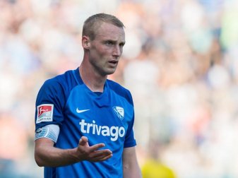 Will gegen seine Suspendierung vor Gericht klagen: Bochums Kapitän Felix Bastians. Foto: Guido Kirchner Will gegen seine Suspendierung vor Gericht klagen: Bochums Kapitän Felix Bastians. Foto: Guido Kirchner