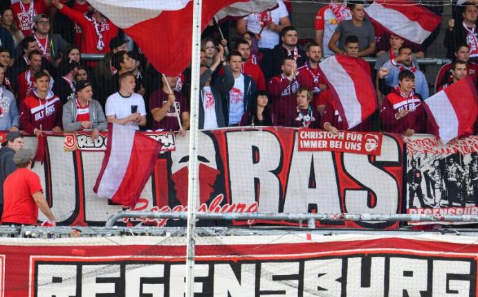 Die Fans von Jahn Regensburg müssen künftig ohne Investor auskommen. Foto: Uwe Anspach
