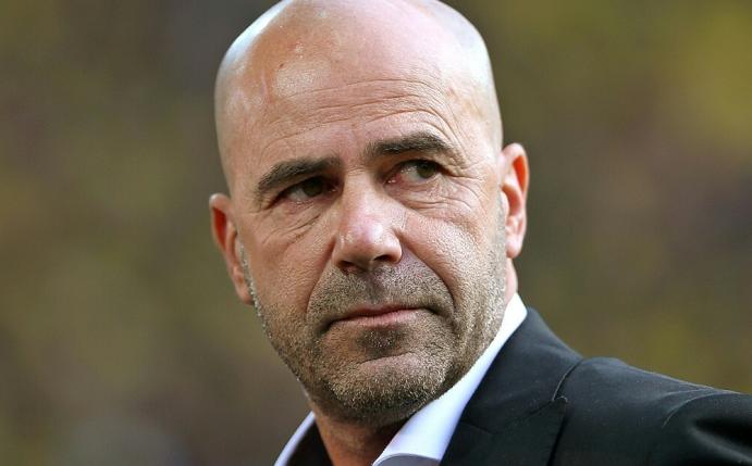 Peter Bosz gehen beim BVB die Außenverteidiger aus