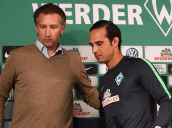 Werders Sportchef Frank Baumann (l) unterstützt Coach Alexander Nouri. Foto: Carmen Jaspersen