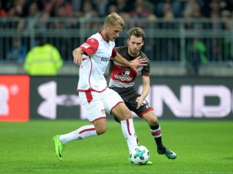 FCK-Profi Sebastian Andersson (l) schirmt den Ball gegen Christopher Buchtmann ab. Foto: Daniel Bockwoldt FCK-Profi Sebastian Andersson (l) schirmt den Ball gegen Christopher Buchtmann ab. Foto: Daniel Bockwoldt
