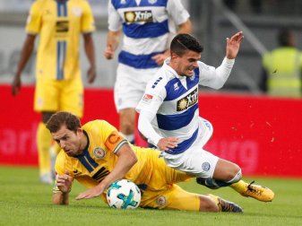 Der Duisburger Cauly Souza (r) und Ken Reichel gehen zu Boden. Foto: Roland Weihrauch Der Duisburger Cauly Souza (r) und Ken Reichel gehen zu Boden. Foto: Roland Weihrauch
