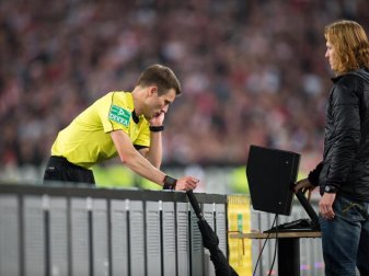 Schiedsrichter Benjamin Cortus überprüft in Stuttgart eine Entscheidung mittels Videobeweis. Foto: Deniz Calagan