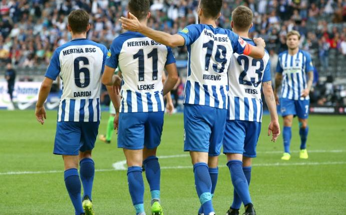 Herthas Spieler knieten vorm Anpiff aus Protest nieder