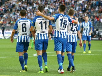 Herthas Spieler knieten vorm Anpiff aus Protest nieder Herthas Spieler knieten vorm Anpiff aus Protest nieder