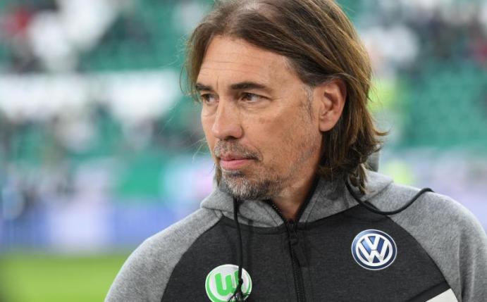 Wolfsburgs Trainer Martin Schmidt peilt in Leverkusen den ersten Sieg mit seinem neuen Team an. Foto: Peter Steffen