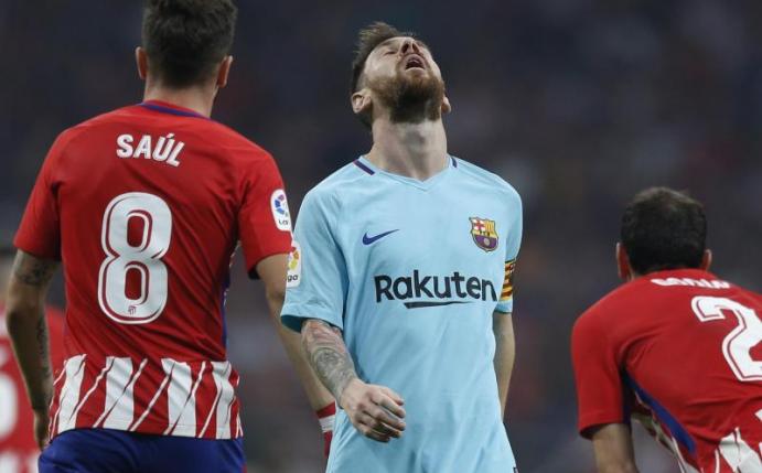 Barça-Star Lionel Messi (M) trauert im Spiel bei Atlético Madrid einer vergebenen Chance nach. Foto: Francisco Seco