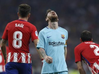 Barça-Star Lionel Messi (M) trauert im Spiel bei Atlético Madrid einer vergebenen Chance nach. Foto: Francisco Seco