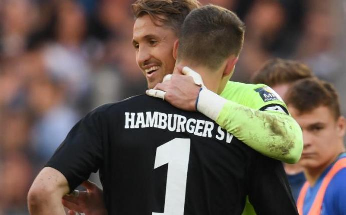 Mainz-Keeper René Adler (r) tröstet seinen HSV-Nachfolger Christian Mathenia nach dem Spiel. Foto: Arne Dedert