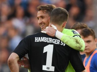 Mainz-Keeper René Adler (r) tröstet seinen HSV-Nachfolger Christian Mathenia nach dem Spiel. Foto: Arne Dedert Mainz-Keeper René Adler (r) tröstet seinen HSV-Nachfolger Christian Mathenia nach dem Spiel. Foto: Arne Dedert