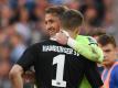 Mainz-Keeper René Adler (r) tröstet seinen HSV-Nachfolger Christian Mathenia nach dem Spiel. Foto: Arne Dedert