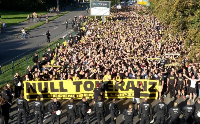 Fans von Borussia Dortmund protestieren vor dem Spiel gegen RB Leipzig gegen die Gäste aus Sachsen. Foto: Roland Weihrauch