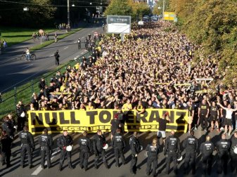 Fans von Borussia Dortmund protestieren vor dem Spiel gegen RB Leipzig gegen die Gäste aus Sachsen. Foto: Roland Weihrauch Fans von Borussia Dortmund protestieren vor dem Spiel gegen RB Leipzig gegen die Gäste aus Sachsen. Foto: Roland Weihrauch