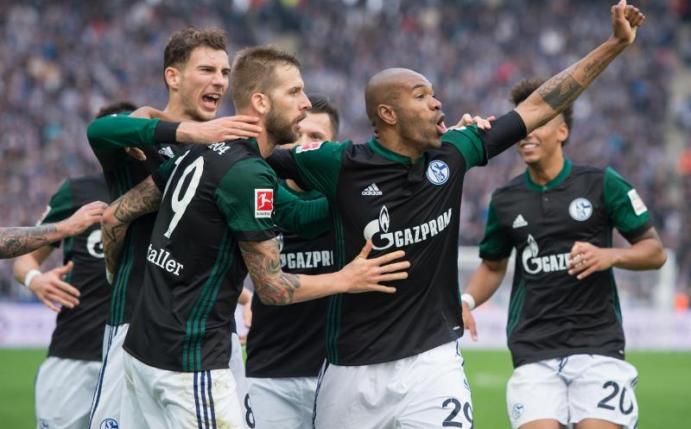 Leon Goretzka (l) feiert mit Naldo (r) Schalke-Torschütze Guido Burgstaller. Foto: Annegret Hilse