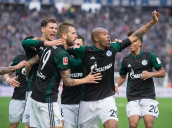 Leon Goretzka (l) feiert mit Naldo (r) Schalke-Torschütze Guido Burgstaller. Foto: Annegret Hilse Leon Goretzka (l) feiert mit Naldo (r) Schalke-Torschütze Guido Burgstaller. Foto: Annegret Hilse