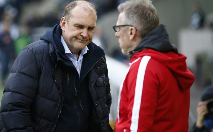 Jörg Schmadtke spricht seinem Trainer das Vertrauen aus