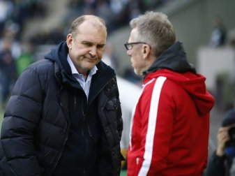 Jörg Schmadtke spricht seinem Trainer das Vertrauen aus Jörg Schmadtke spricht seinem Trainer das Vertrauen aus