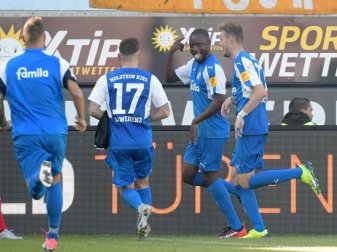 Die Kieler um David Kinsombi (2.v.r.) feierten in Heidenheim ein Torfestival. Foto: Stefan Puchner