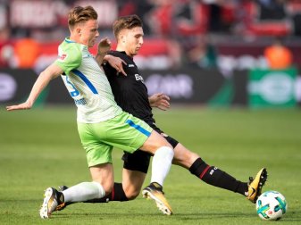 Der Wolfsburger Yannick Gerhardt (l) im Zweikampf mit dem Leverkusener Panagiotis Retsos. Foto: Marius Becker Der Wolfsburger Yannick Gerhardt (l) im Zweikampf mit dem Leverkusener Panagiotis Retsos. Foto: Marius Becker