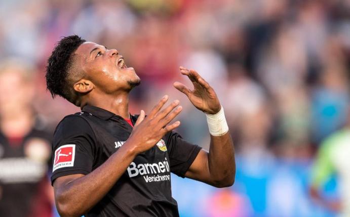 Leverkusens Leon Bailey ärgert sich über eine vergebenen Torchance. Foto: Marius Becker