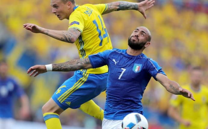 Der Italiener Simone Zaza (r) im Zweikampf mit dem Schweden Victor Lindelof bei der EM 2016. Foto: Armando Babani